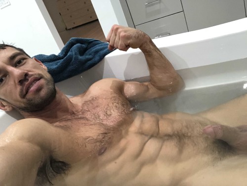thejohnnycastle 19 11 2018 3808756 Soaking in the tub