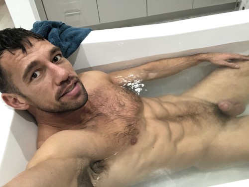 thejohnnycastle 19 11 2018 3808757 Soaking in the tub