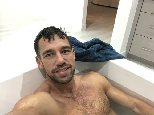 thejohnnycastle 19 11 2018 3808759 Soaking in the tub
