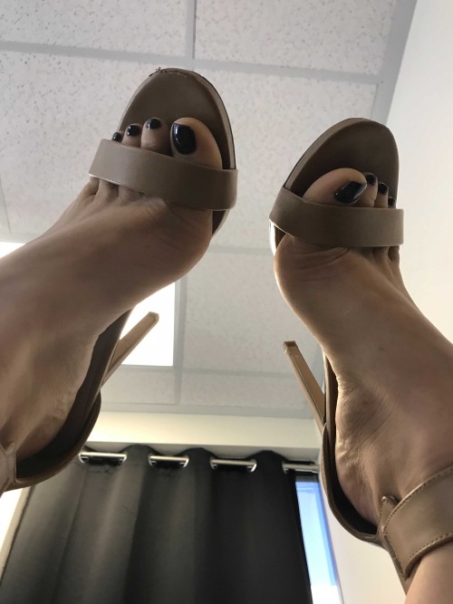 mandymuse69 03 10 2018 14202613 Feet up in the air