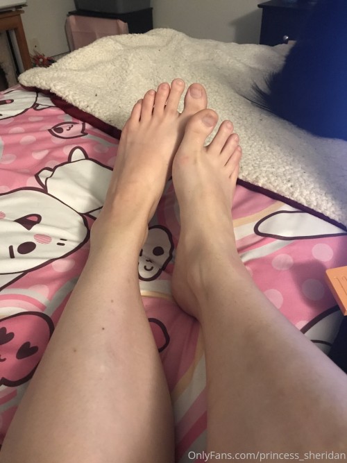 queensheridan 14 12 2019 104300200 What color do you guys think I should paint my toe nails )