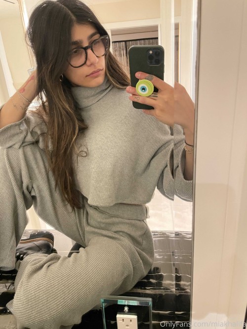 miakhalifa 05 12 2020 1388335647 I just checked into a staycation for the weekend, should I