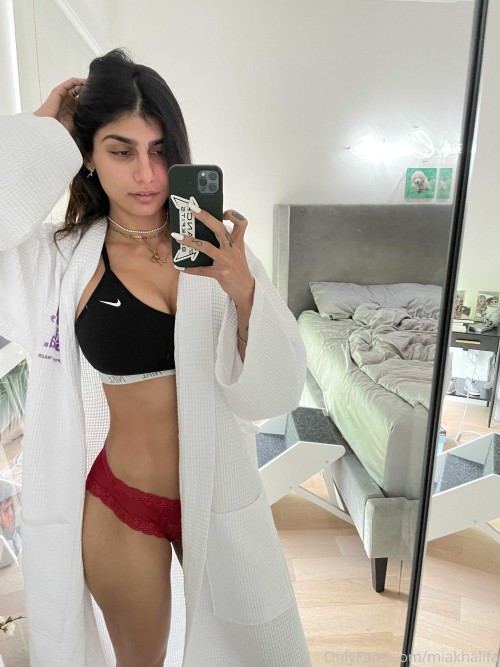 miakhalifa 08 11 2020 1220716995 Good morning ☺️ The steps are so I don’t fall off the bed. PS... Go