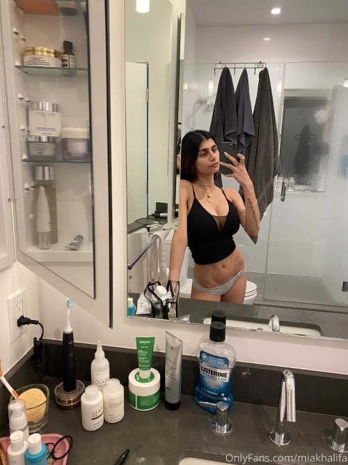 miakhalifa 09 10 2020 1046617881 Felt fit, might ruin that with a McRib later. (I’m packing please d